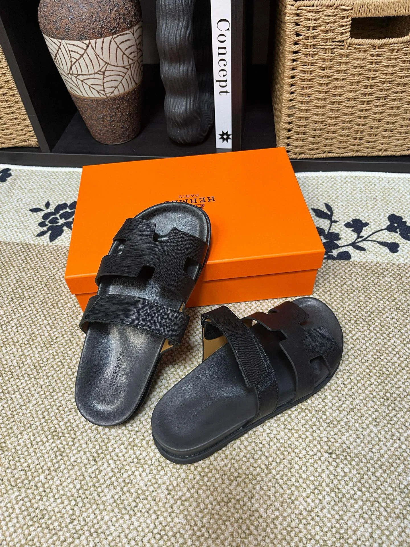 P300 Long-term stock Hermes men’s Kazimir slippers for couples - top quality woven calfskin functional sandals with intertwined uppers inspired by the “H” iconic pattern to create a casual look, perfect for summer. Imported cowhide + cowhide lining + TUP outsole Size: 35-46